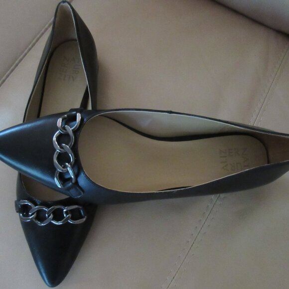 💕 NEW Naturalizer "Bobby" Black Casual Flats with Antique Silver Chain Detail - Picture 3 of 5